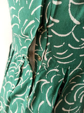 Laden Sie das Bild in den Galerie-Viewer, 1940s - Gorgeous Green Rayon Dress - W25 (64cm)
