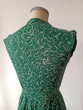 Laden Sie das Bild in den Galerie-Viewer, 1940s - Gorgeous Green Rayon Dress - W25 (64cm)
