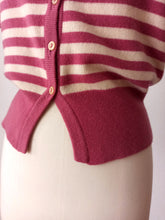 Cargar imagen en el visor de la galería, 1950s - BALLANTYNE, Scotland - Strawberry Cashmere Cardigan

