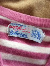 Cargar imagen en el visor de la galería, 1950s - BALLANTYNE, Scotland - Strawberry Cashmere Cardigan
