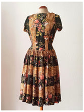 Cargar imagen en el visor de la galería, 1940s 1950s - Stunning Floral Bouquet Novelty Rayon Dress - W27 (68cm)
