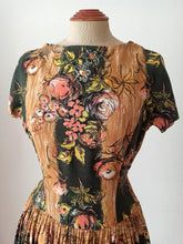 Cargar imagen en el visor de la galería, 1940s 1950s - Stunning Floral Bouquet Novelty Rayon Dress - W27 (68cm)
