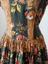 Cargar imagen en el visor de la galería, 1940s 1950s - Stunning Floral Bouquet Novelty Rayon Dress - W27 (68cm)

