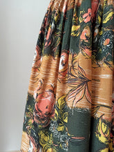Cargar imagen en el visor de la galería, 1940s 1950s - Stunning Floral Bouquet Novelty Rayon Dress - W27 (68cm)
