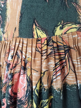 Cargar imagen en el visor de la galería, 1940s 1950s - Stunning Floral Bouquet Novelty Rayon Dress - W27 (68cm)

