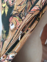 Cargar imagen en el visor de la galería, 1940s 1950s - Stunning Floral Bouquet Novelty Rayon Dress - W27 (68cm)
