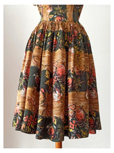 Cargar imagen en el visor de la galería, 1940s 1950s - Stunning Floral Bouquet Novelty Rayon Dress - W27 (68cm)

