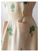 Laden Sie das Bild in den Galerie-Viewer, 1950s 1960s - Adorable Buttercream Waffle Cotton Embroidery Dress - W31 (80cm)
