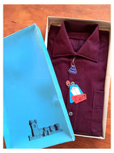 Cargar imagen en el visor de la galería, 1950s - JERONIMO SANZ, Spain - Deadstock Wine Shirt with Box - Sz M/L
