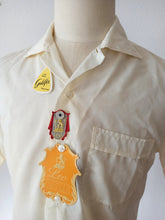 Charger l'image dans la galerie, 1950s - LEO, Spain - Deadstock Nylon Goldfix Shirt with Box - Sz M/L
