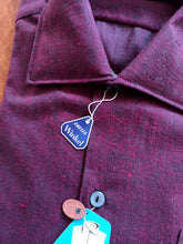 Cargar imagen en el visor de la galería, 1950s - JERONIMO SANZ, Spain - Deadstock Wine Shirt with Box - Sz M/L
