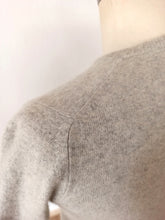 Cargar imagen en el visor de la galería, 1950s 1960s - JAEGER - Grey Cashmere Jumper - Sz 34
