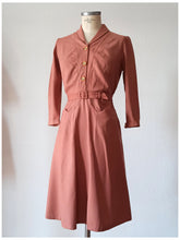 Cargar imagen en el visor de la galería, 1940s - Gorgeous Light Brick Gabardine Dress - W30 (76cm)
