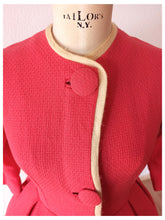 Laden Sie das Bild in den Galerie-Viewer, 1950s 1960s - Adorable Coral Wool Dress - W27.5 (70cm)
