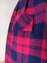 Laden Sie das Bild in den Galerie-Viewer, 1950s - Fabulous Fuchsia Tartan Wool Dress - W27.5 (70cm)
