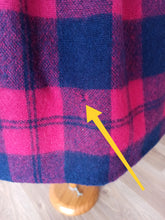 Laden Sie das Bild in den Galerie-Viewer, 1950s - Fabulous Fuchsia Tartan Wool Dress - W27.5 (70cm)

