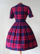 Laden Sie das Bild in den Galerie-Viewer, 1950s - Fabulous Fuchsia Tartan Wool Dress - W27.5 (70cm)
