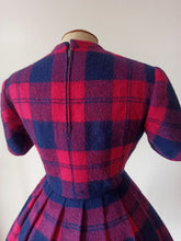 Laden Sie das Bild in den Galerie-Viewer, 1950s - Fabulous Fuchsia Tartan Wool Dress - W27.5 (70cm)
