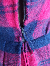 Laden Sie das Bild in den Galerie-Viewer, 1950s - Fabulous Fuchsia Tartan Wool Dress - W27.5 (70cm)
