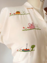 Cargar imagen en el visor de la galería, 1950s - Gorgeous Embroidery Rayon Blouse - W35 (90cm)
