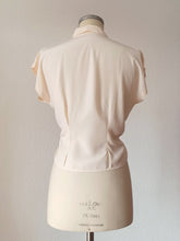 Cargar imagen en el visor de la galería, 1950s - Gorgeous Embroidery Rayon Blouse - W35 (90cm)
