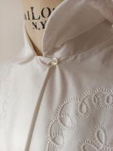Laden Sie das Bild in den Galerie-Viewer, 1950s - NOVELSTYL-BOUSSAC, France - Exquisite Embroidery Blouse - W31 (82cm)
