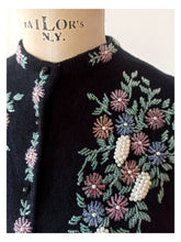 Charger l'image dans la galerie, 1950s 1960s - KING, Hong Kong - Stunning Beaded Grapes Wool Cardigan
