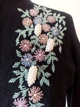 Charger l'image dans la galerie, 1950s 1960s - KING, Hong Kong - Stunning Beaded Grapes Wool Cardigan
