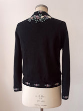 Charger l'image dans la galerie, 1950s 1960s - KING, Hong Kong - Stunning Beaded Grapes Wool Cardigan
