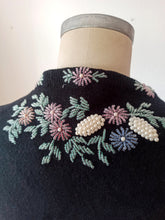 Charger l'image dans la galerie, 1950s 1960s - KING, Hong Kong - Stunning Beaded Grapes Wool Cardigan
