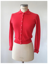 Charger l'image dans la galerie, 1950s - BARRIE, Scotland - Gorgeous Coral Cashmere Cardigan - Sz 34

