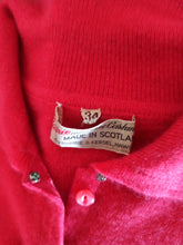 Charger l'image dans la galerie, 1950s - BARRIE, Scotland - Gorgeous Coral Cashmere Cardigan - Sz 34
