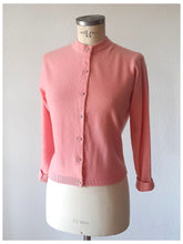 Laden Sie das Bild in den Galerie-Viewer, 1950s - BALLANTYNE, Scotland - Adorable Pink Cashmere Cardigan
