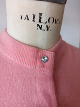 Laden Sie das Bild in den Galerie-Viewer, 1950s - BALLANTYNE, Scotland - Adorable Pink Cashmere Cardigan
