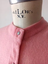 Laden Sie das Bild in den Galerie-Viewer, 1950s - BALLANTYNE, Scotland - Adorable Pink Cashmere Cardigan
