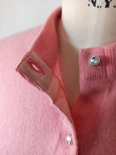 Laden Sie das Bild in den Galerie-Viewer, 1950s - BALLANTYNE, Scotland - Adorable Pink Cashmere Cardigan
