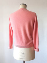 Laden Sie das Bild in den Galerie-Viewer, 1950s - BALLANTYNE, Scotland - Adorable Pink Cashmere Cardigan
