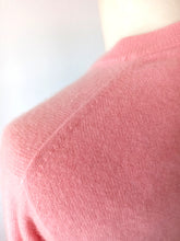 Laden Sie das Bild in den Galerie-Viewer, 1950s - BALLANTYNE, Scotland - Adorable Pink Cashmere Cardigan
