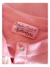 Laden Sie das Bild in den Galerie-Viewer, 1950s - BALLANTYNE, Scotland - Adorable Pink Cashmere Cardigan
