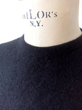 Charger l'image dans la galerie, 1950s - BALLANTYNE, Scotland - Black Cashmere Jumper
