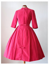 Laden Sie das Bild in den Galerie-Viewer, 1950s - RHONA ROY, USA - Adorable Pink Corduroy Dress - W24.5 (62cm)

