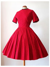 Laden Sie das Bild in den Galerie-Viewer, 1950s - LYNBROOK, USA - Stunning Red Cotton Dress - W27.5 (70cm)
