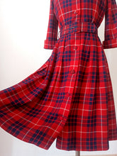 Charger l'image dans la galerie, 1950s - Gorgeous Red Tartan Flannel Dress - W26 (66cm)
