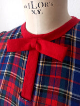 Laden Sie das Bild in den Galerie-Viewer, 1950s 1960s - Adorable Tartan Flannel Dress - W29 (74cm)
