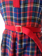 Laden Sie das Bild in den Galerie-Viewer, 1950s 1960s - Adorable Tartan Flannel Dress - W29 (74cm)
