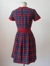 Laden Sie das Bild in den Galerie-Viewer, 1950s 1960s - Adorable Tartan Flannel Dress - W29 (74cm)
