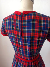 Laden Sie das Bild in den Galerie-Viewer, 1950s 1960s - Adorable Tartan Flannel Dress - W29 (74cm)
