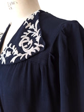 Laden Sie das Bild in den Galerie-Viewer, 1940s - Gorgeous Blue Crepe Blouse - W35 (90cm)

