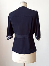 Laden Sie das Bild in den Galerie-Viewer, 1940s - Gorgeous Blue Crepe Blouse - W35 (90cm)
