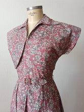Laden Sie das Bild in den Galerie-Viewer, 1940s - Adorable Antic Pink Cotton Bolero Dress - W27 (68cm)
